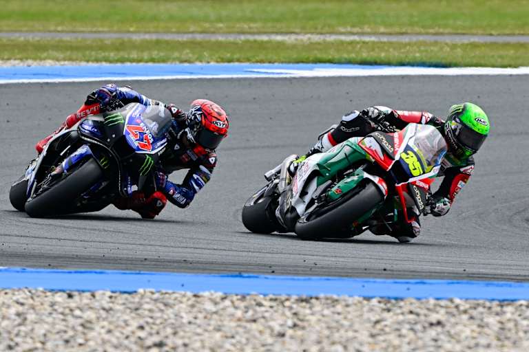 Cal Crutchlow vor Yamaha-Tester Augusto Fernandez