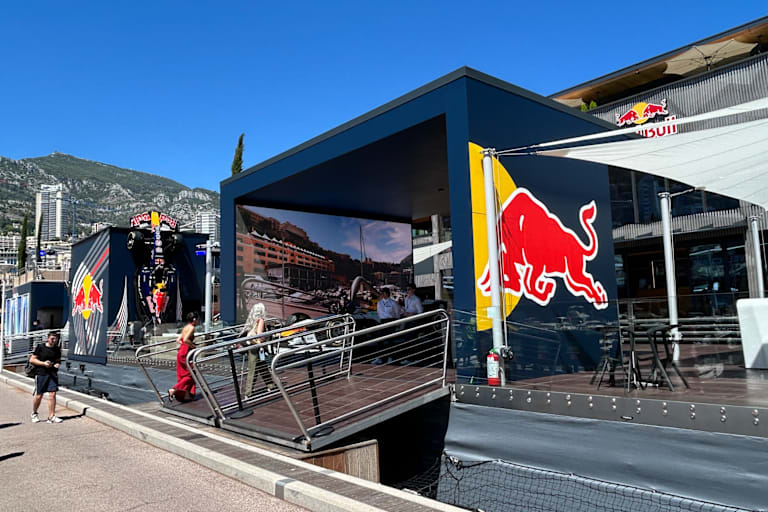 Die Red Bull Energy Station schwimmt auf dem Wasser