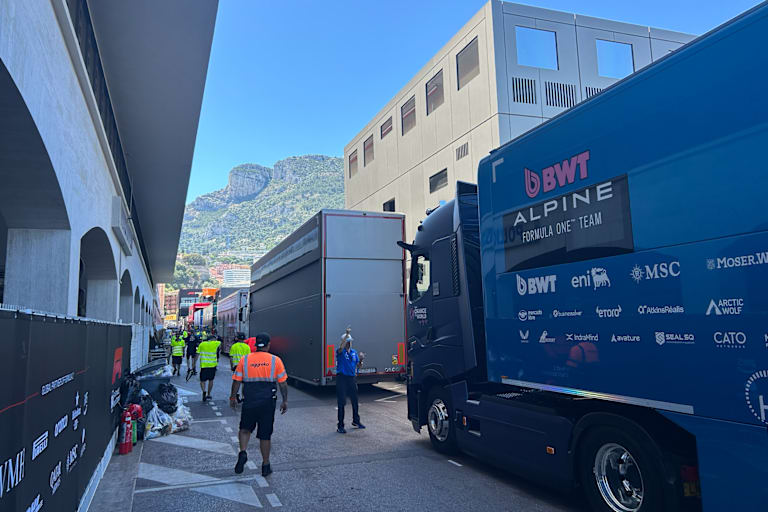 Im engen Fahrerlager stehen derzeit noch viele Trucks