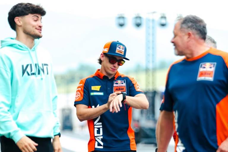 Pedro Acosta mit Moto2-Pilot Escrig und Crew-Chief Trevathan (re.)