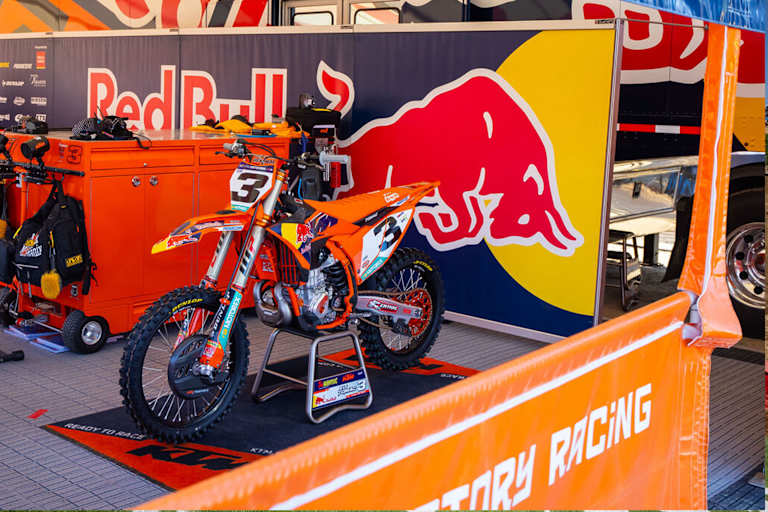 Die Werks-KTM von Eli Tomac bleibt vorerst im Paddock