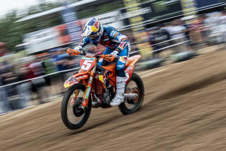 Lucas Coenen gewann den ersten MXGP-Lauf in Kegums
