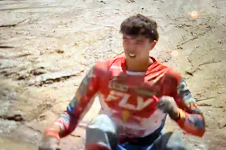 Lucas Coenen saß nach seinem Crash am Streckenrand