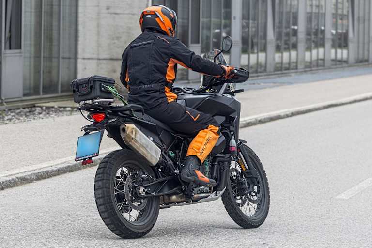Die Schwinge stammt aus dem aktiuellen Modell, der Auspuff ist voluminöser