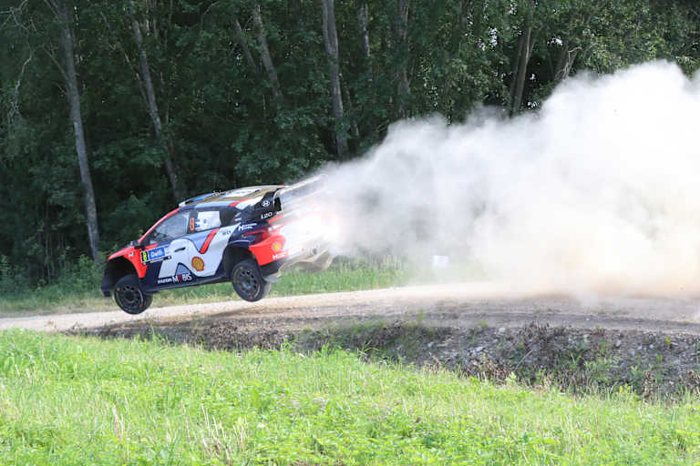 Ott Tänak beim Weitspringen bei der Rallye Estland 2025