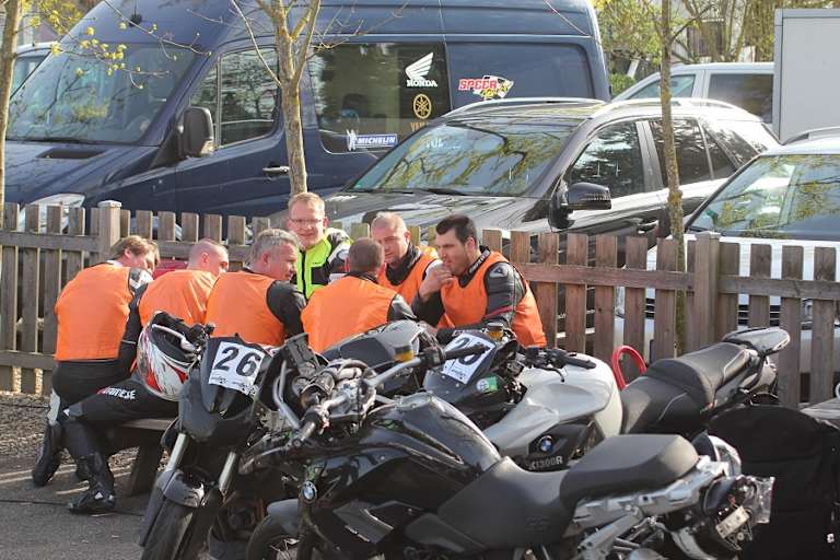 Fahren mit Plan: Besprechung mit dem Instruktor nach jedem Turn