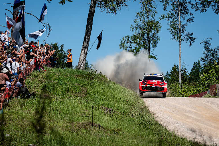 Vorjahressieger Oliver Solberg liegt auf Platz zwei