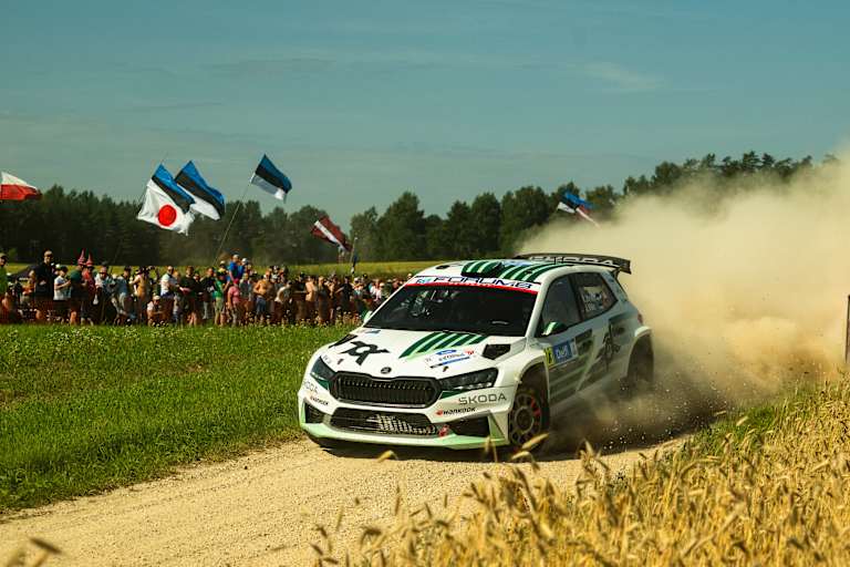 Lokal-Hero Robert Virves (Skoda) führt die WRC2-Wertung an