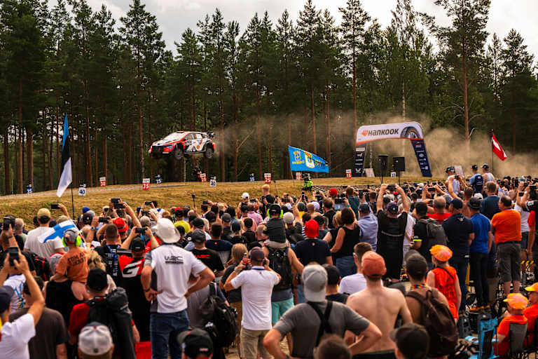 Weite Sprünge - ein besonderes Merkmal der Rallye Finnland