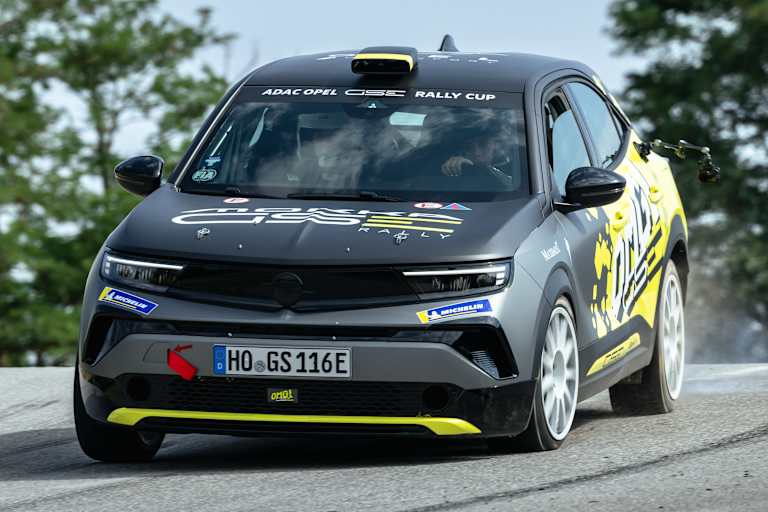 Sophia Flörsch bei Testfahrten im neuen Arbeitsgerät