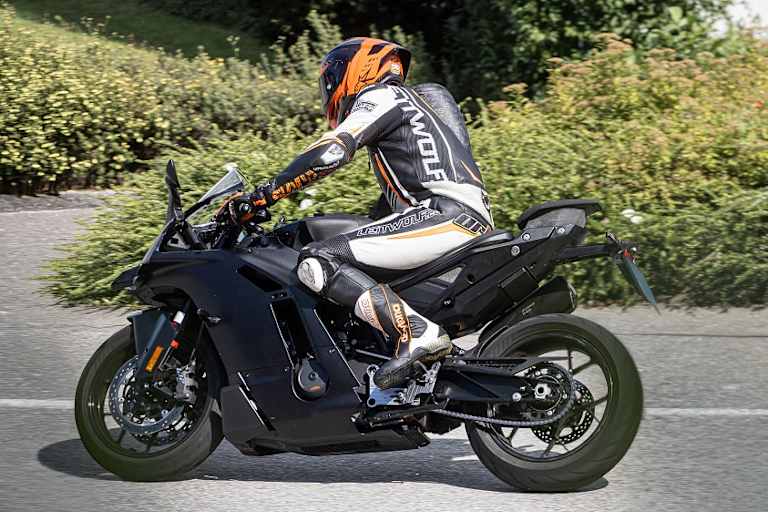 Erst ein Blick auf Bremsen, Schwinge und Auspuff entlarvt die KTM 790RC