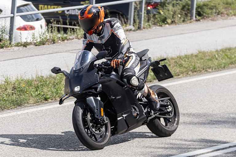 Der Prototyp der 790RC fährt in der Verkleidung der 990RC R spazieren