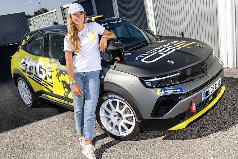 Statt Formel E-Rennwagen:  Flörsch mit dem elektrifizierten Rallye-Opel 