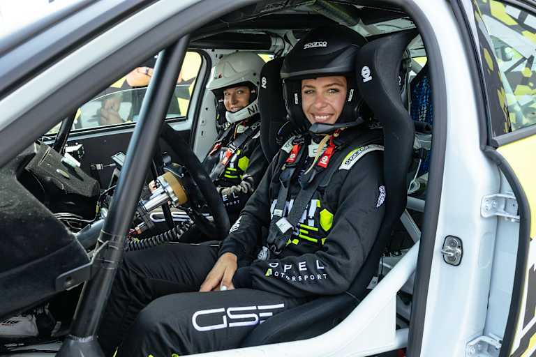 Rallye-Debütantin Sophia Flörsch und Co-Pilotin Nina Spitaler