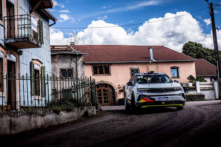 Bei der Rallye Vosges im Opel Mokka auf dem Podium: Claire Schönborn