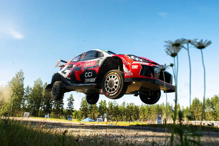 Elfyn Evans teilt sich Platz drei mit Ogier beim Auftakt