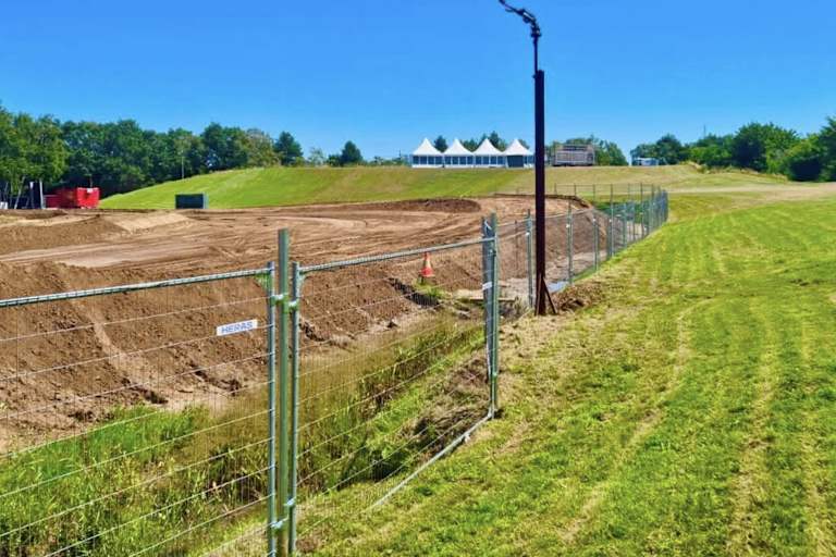 In Lommel wurde ein über 300 Meter langer neuer Zaun errichtet