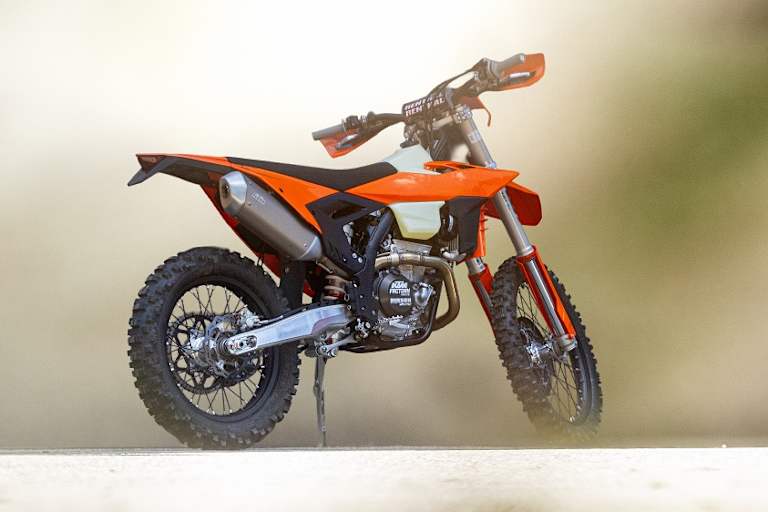 Am Prototyp der KTM 350 EXC-F schön zu sehen: Umlenkhebel statt PDS