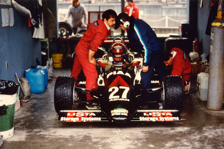 Big in Japan: Mike Thackwell im Horag-March in Suzuka