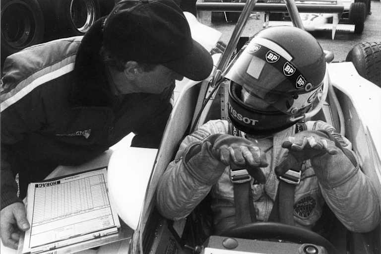 Horag-Teamchef Markus Hotz in Set up-Diskussion mit Mike Thackwell in 1982