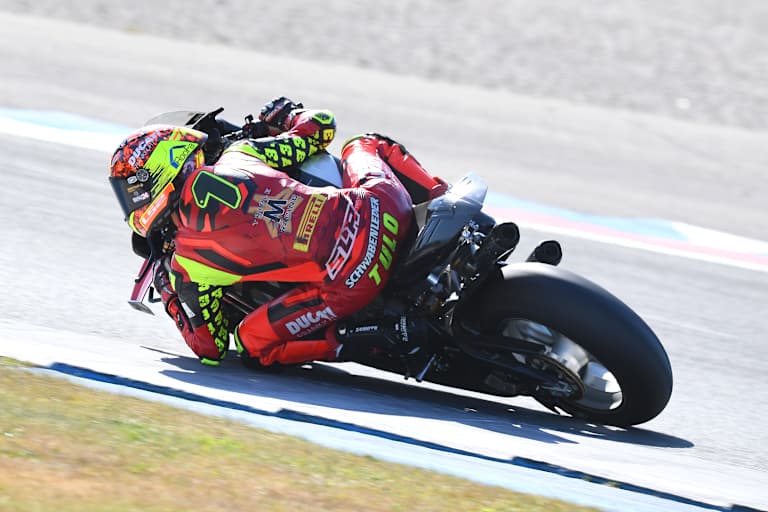 Lukas Tulovic rettet seine Ducati rüber