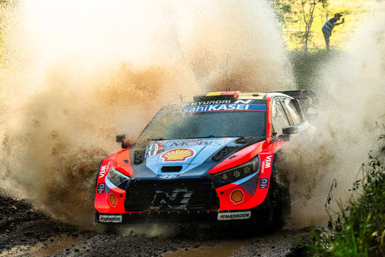 Thierry Neuville durchquert im Vorjahr eine Wasserpassage