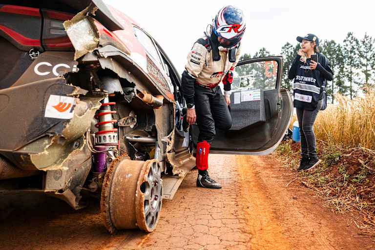 Reifenschaden: Der WM-Führende Elfyn Evans im Pech
