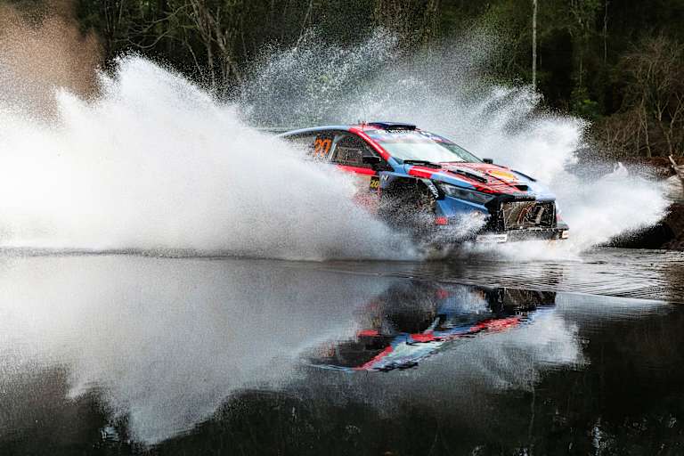 Der Hyundai mit Hayden Paddon im Spiegelbild doppelt