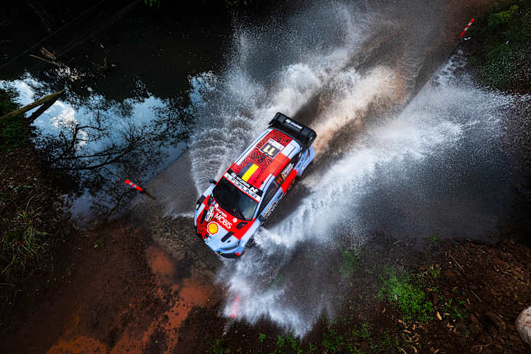 Thierry Neuville mit seinem Hyundai als Amphibienfahrzeug