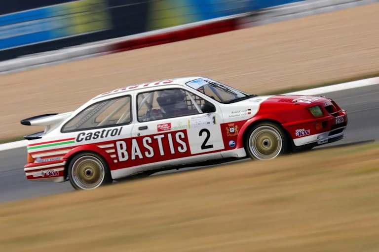 Roland Asch und Sebastian Asch steuern einen Ford Sierra RS500