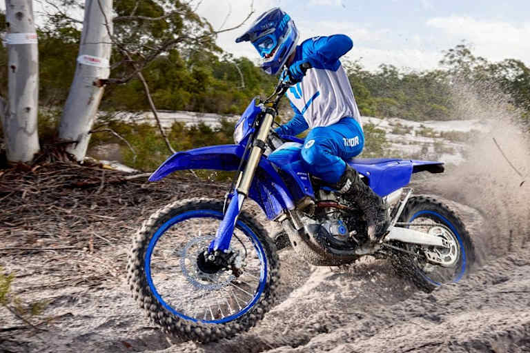 Blau, Zylinder nach hinten geneigt, Einlass vorn – unverkennbar eine Yamaha
