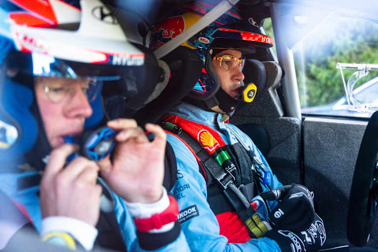 Thierry Neuville und Co-Pilot Martijn Wydaeghe: Überschlag  in WP7