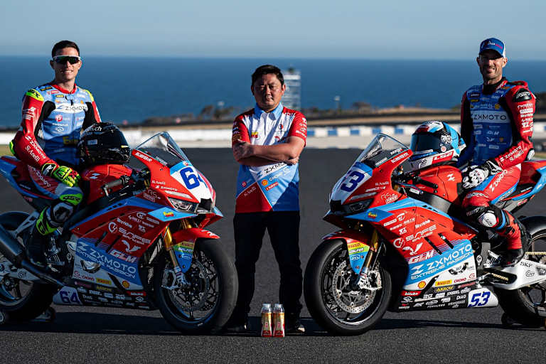 ZX-Moto-Gründer Zhang Xue mit seinen beiden Fahrern