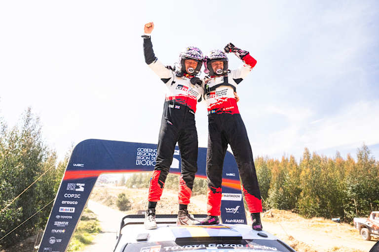 Freuen sich über zweiten Saisonsieg: Oliver Solberg und Elliott Edmondson