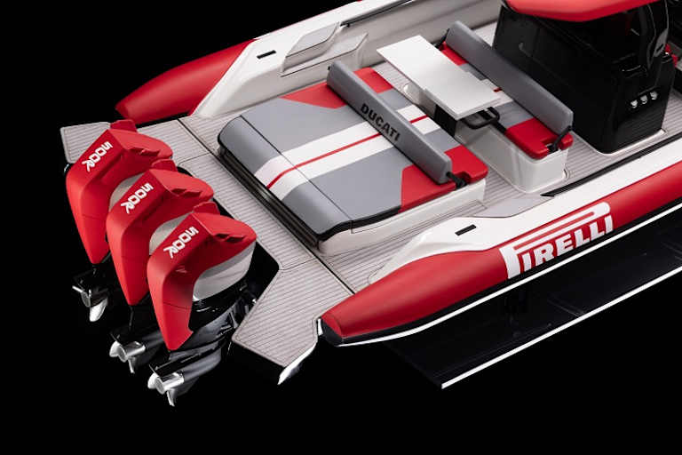 Drei Kompressor-V8 mit insgesamt 1500 PS: Topspeed 120 km/h