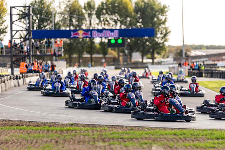Verstappen muss sich in Silverstone durchs Feld pflügen