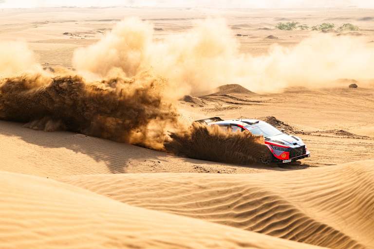 Hyundai-Pilot Adrien Fourmaux im Wüstenmeer von Saudi-Arabien 2025