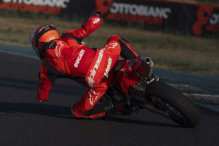 Ducati bringt die adaptive Traktionskontrolle in den Supermoto-Rennsport