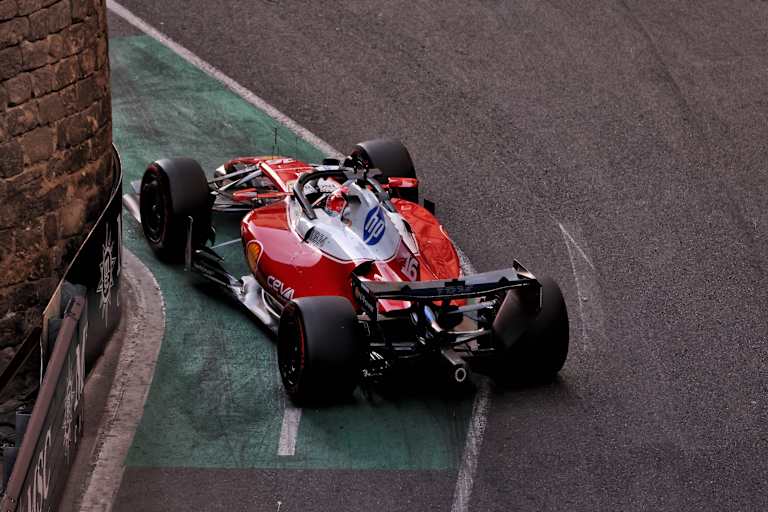 Charles Leclerc vor der Burgmauer