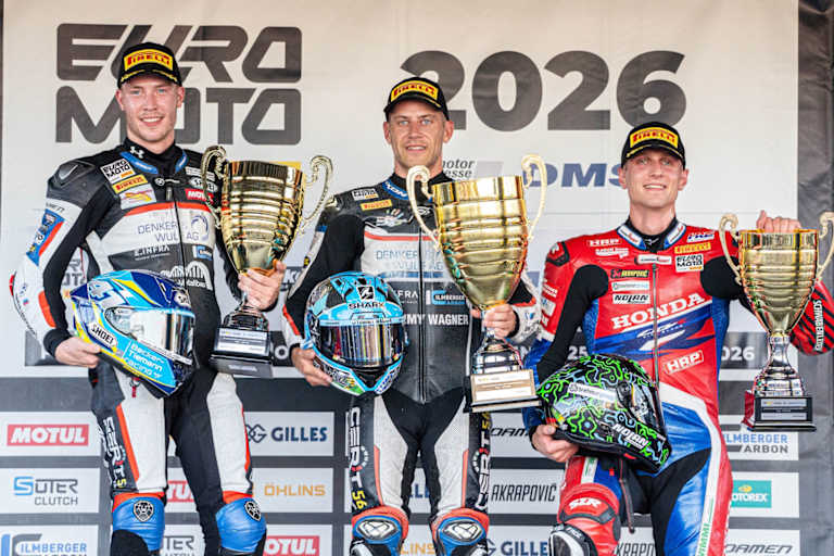 Marcel Schrötter (Mitte) gewinnt das letzte Rennen des Jahres