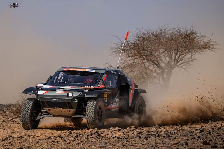 Sebastien Loeb liegt nach technischen Problemen weit zurück