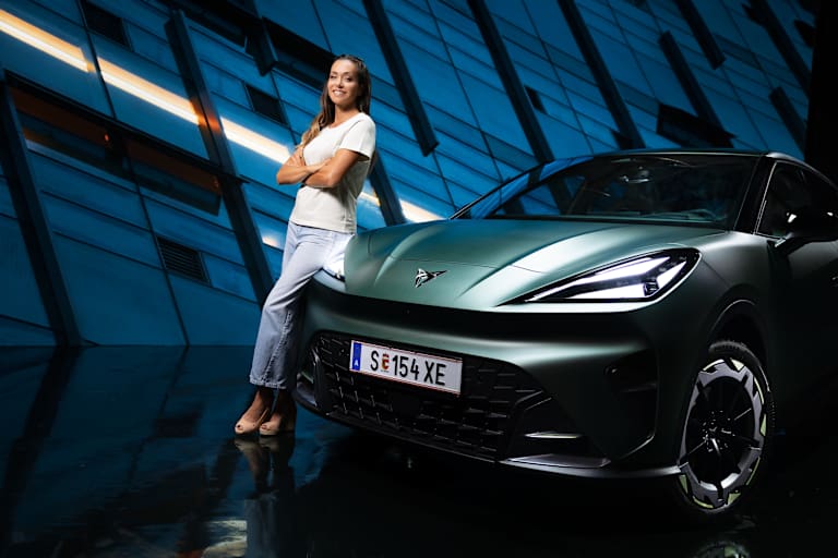 ServusTV-Moderatorin Andrea Schlager mit dem neuen CUPRA Raval.