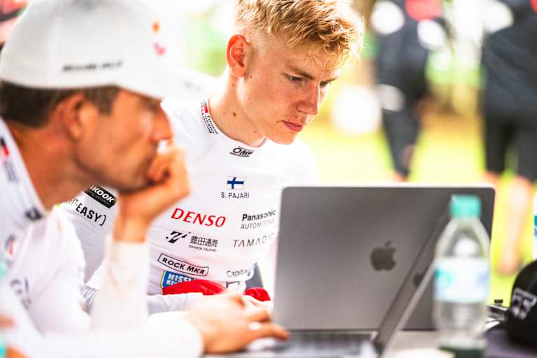 Sebastien Ogier und Sami Pajari in konzentrierter Vorbereitung
