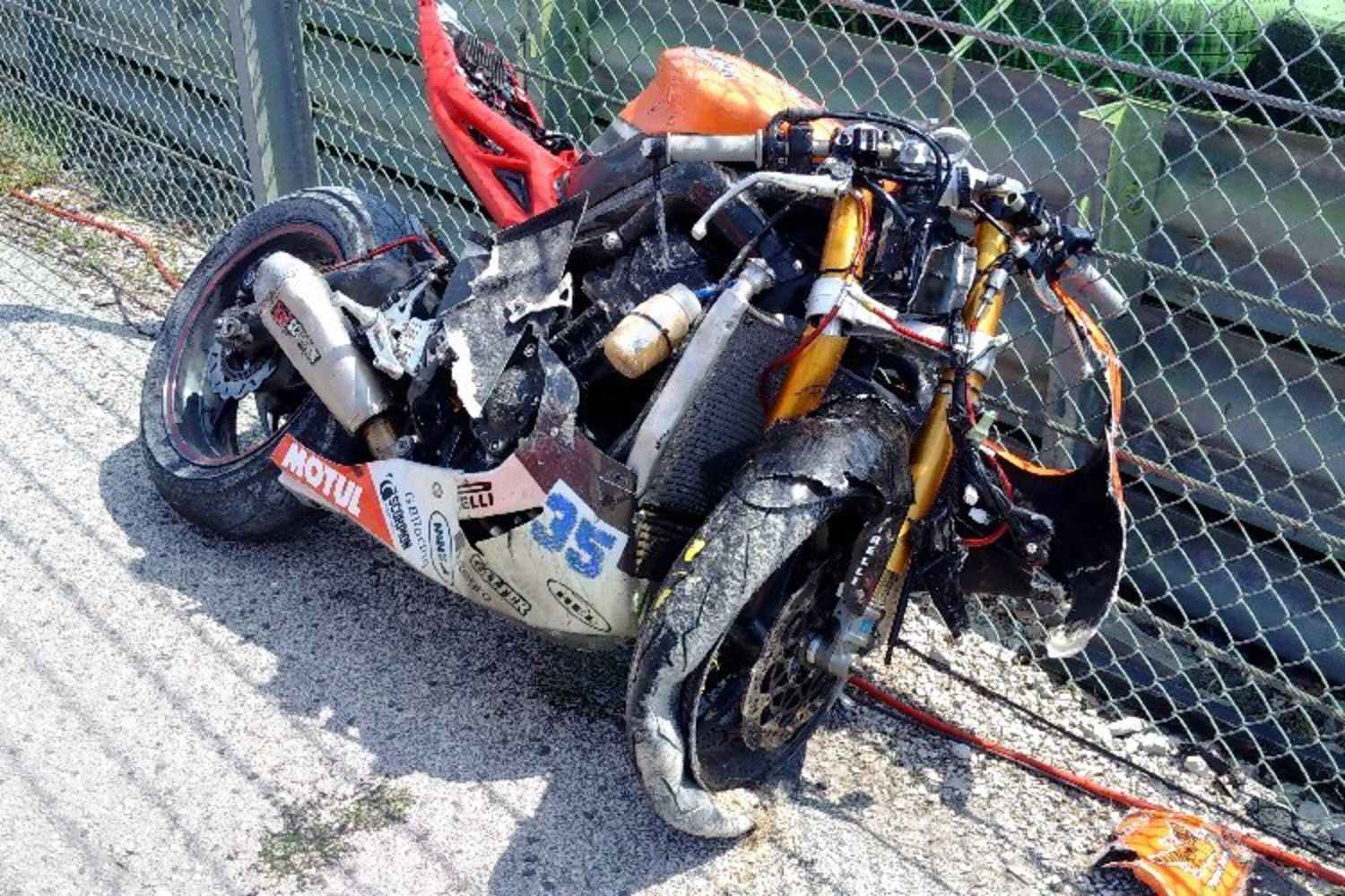 Megacrash in Misano: Triumph zerstört, Fahrer okay - Supersport-WM